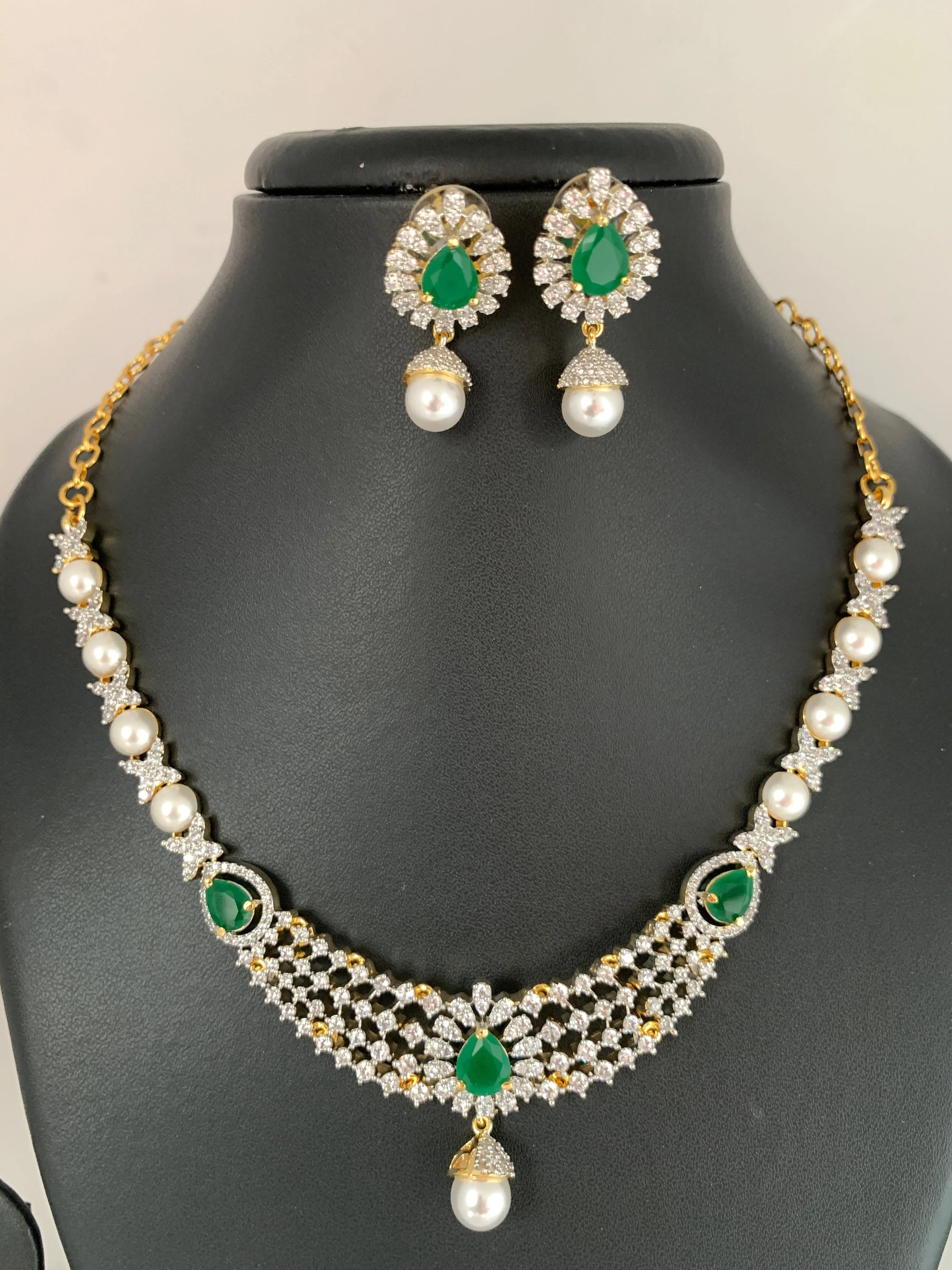AD Emerald Green Stone Pearls Neckline Short Necklace