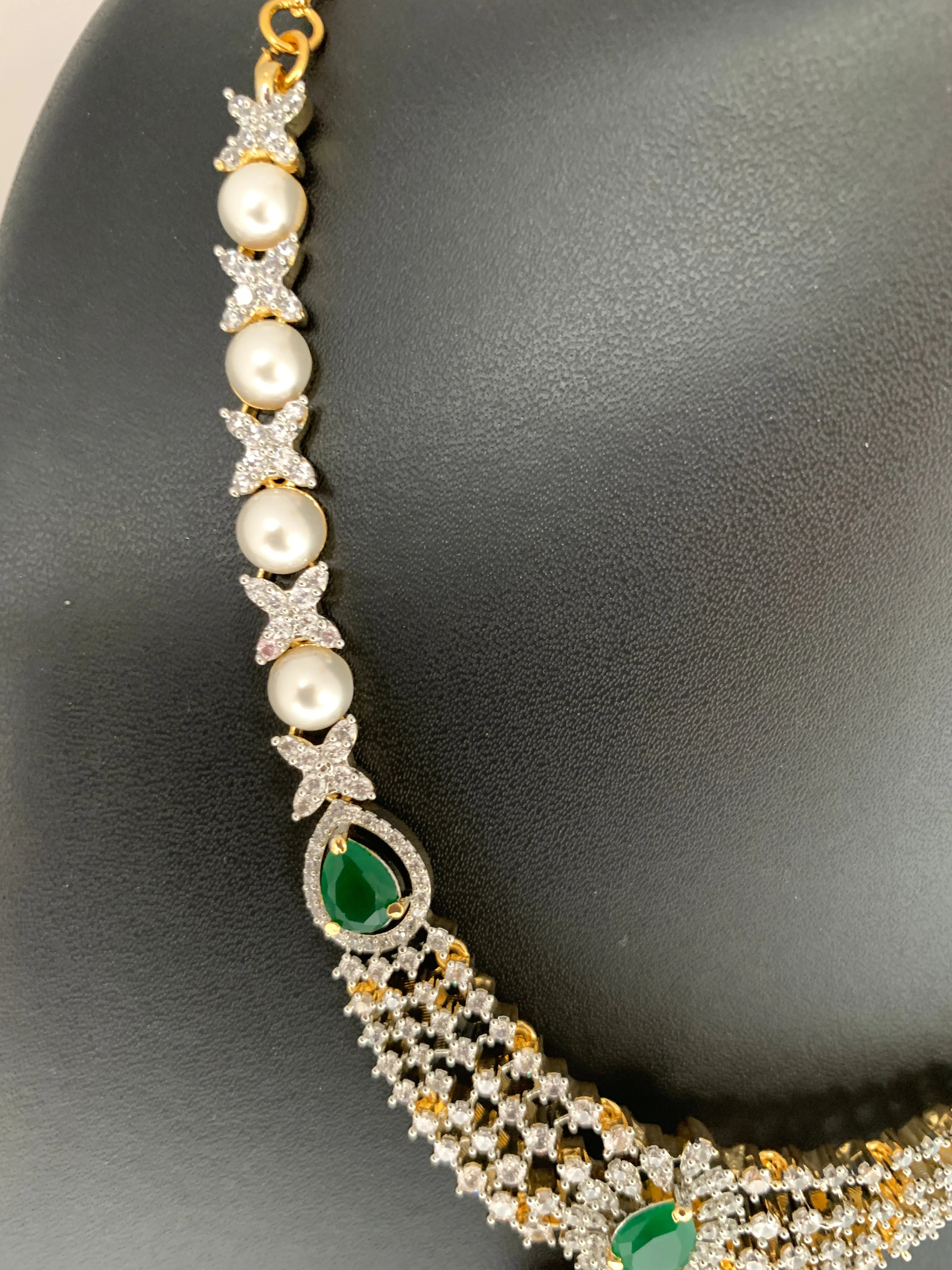 AD Emerald Green Stone Pearls Neckline Short Necklace