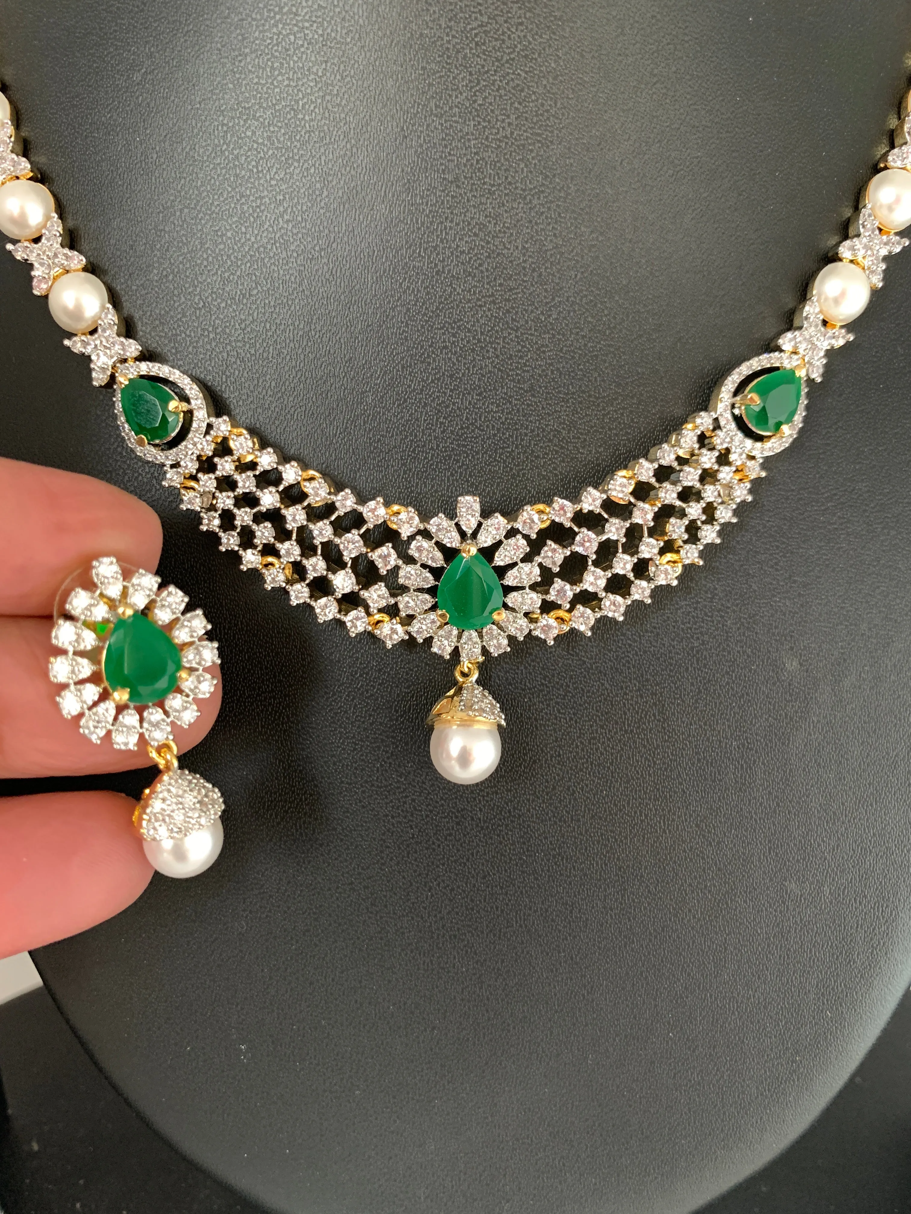AD Emerald Green Stone Pearls Neckline Short Necklace