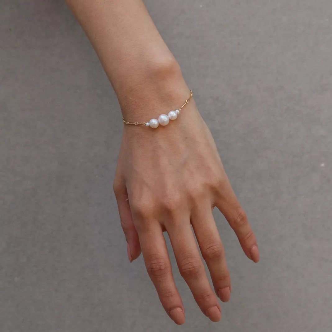 graduated five-pearl and gold bar bracelet