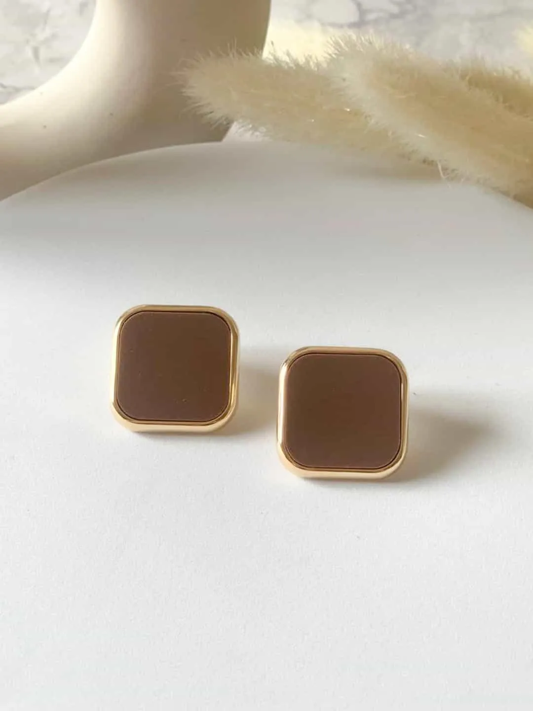 Nikita Dutta In Square Gold Frame Earring