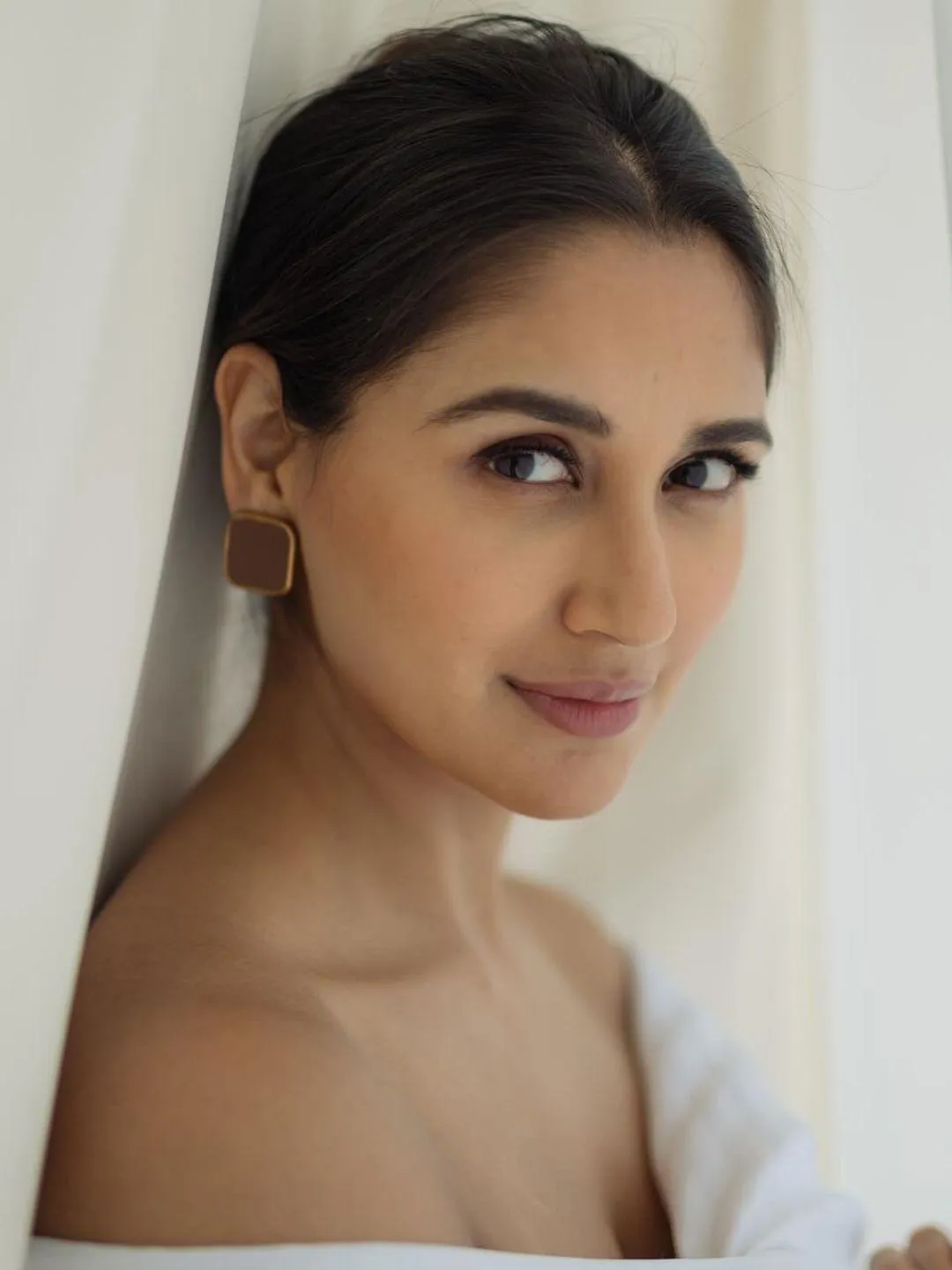 Nikita Dutta In Square Gold Frame Earring