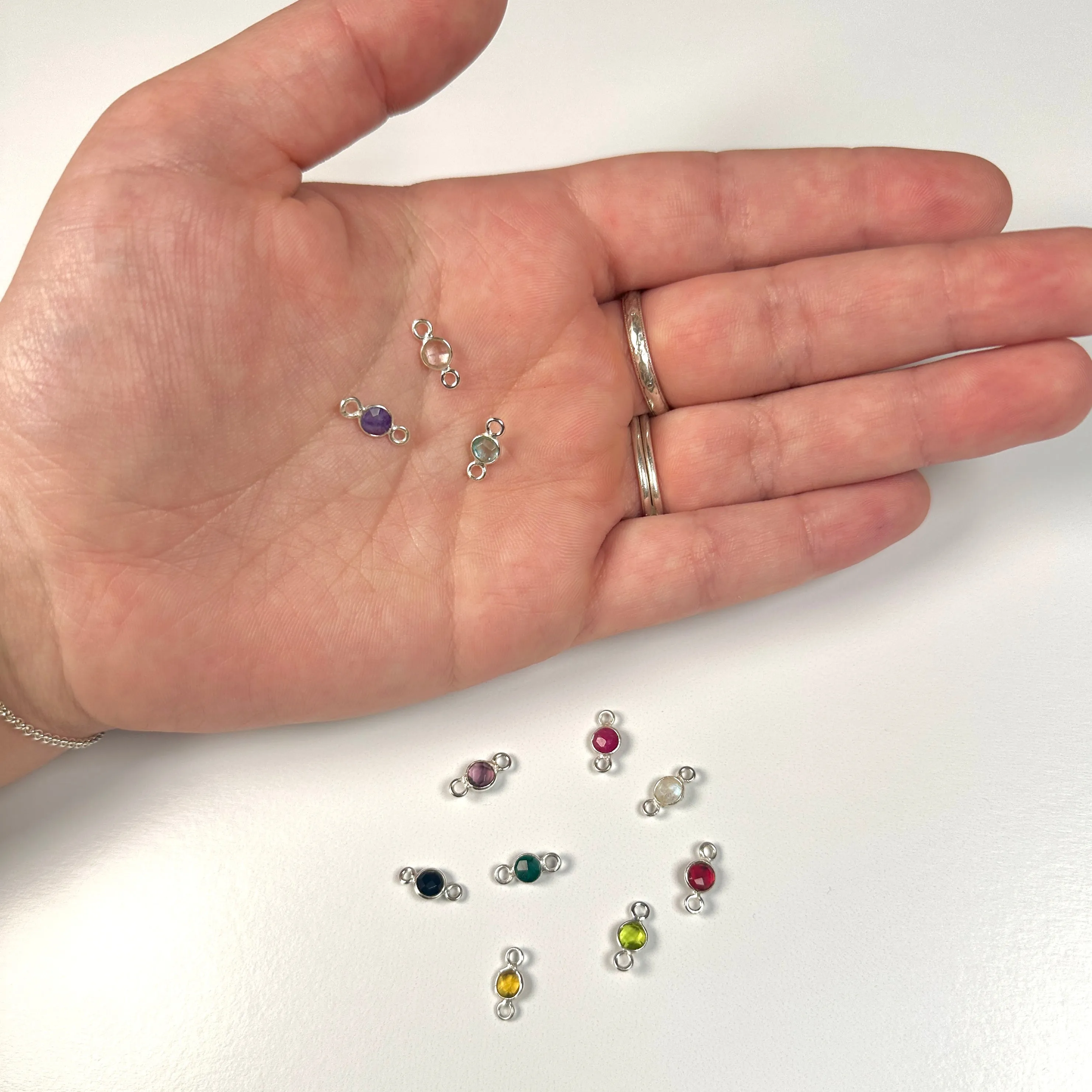 Tiny Round Channel Set Garnet Connector